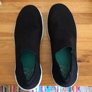 Sketchers comfy black shoes